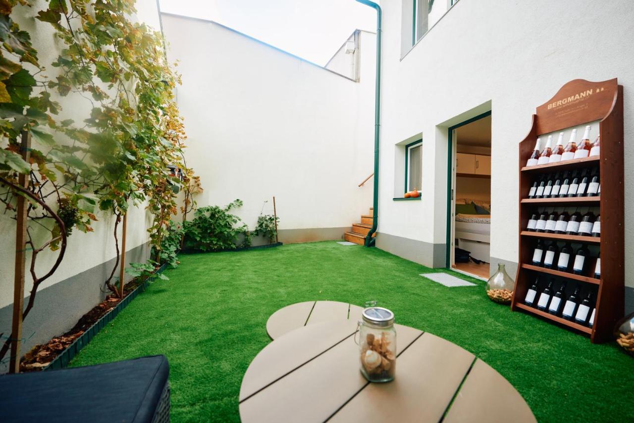 Schöne kleine Apartment mit Weinkeller und kleinem Hof mit Frühstück - Self made Retz Exterior foto