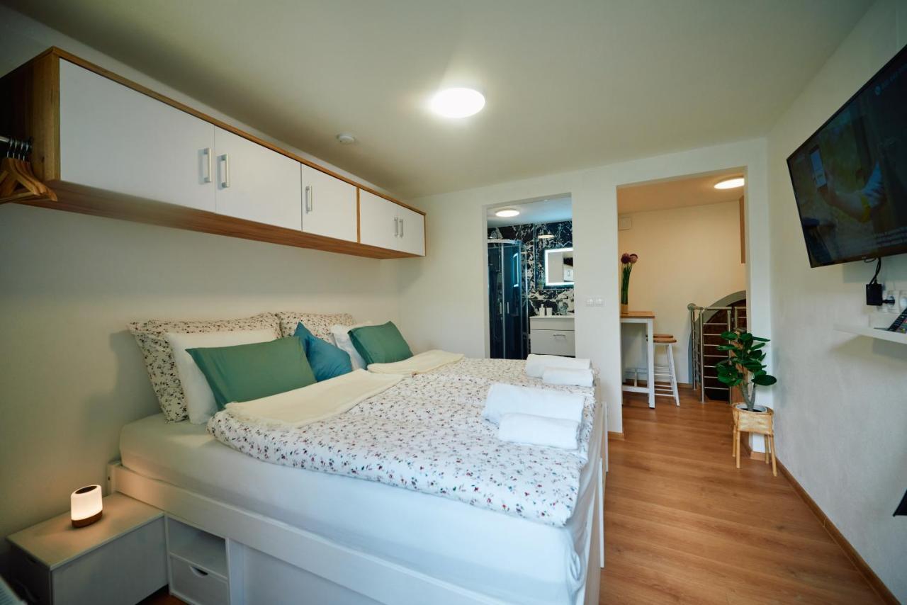 Schöne kleine Apartment mit Weinkeller und kleinem Hof mit Frühstück - Self made Retz Exterior foto