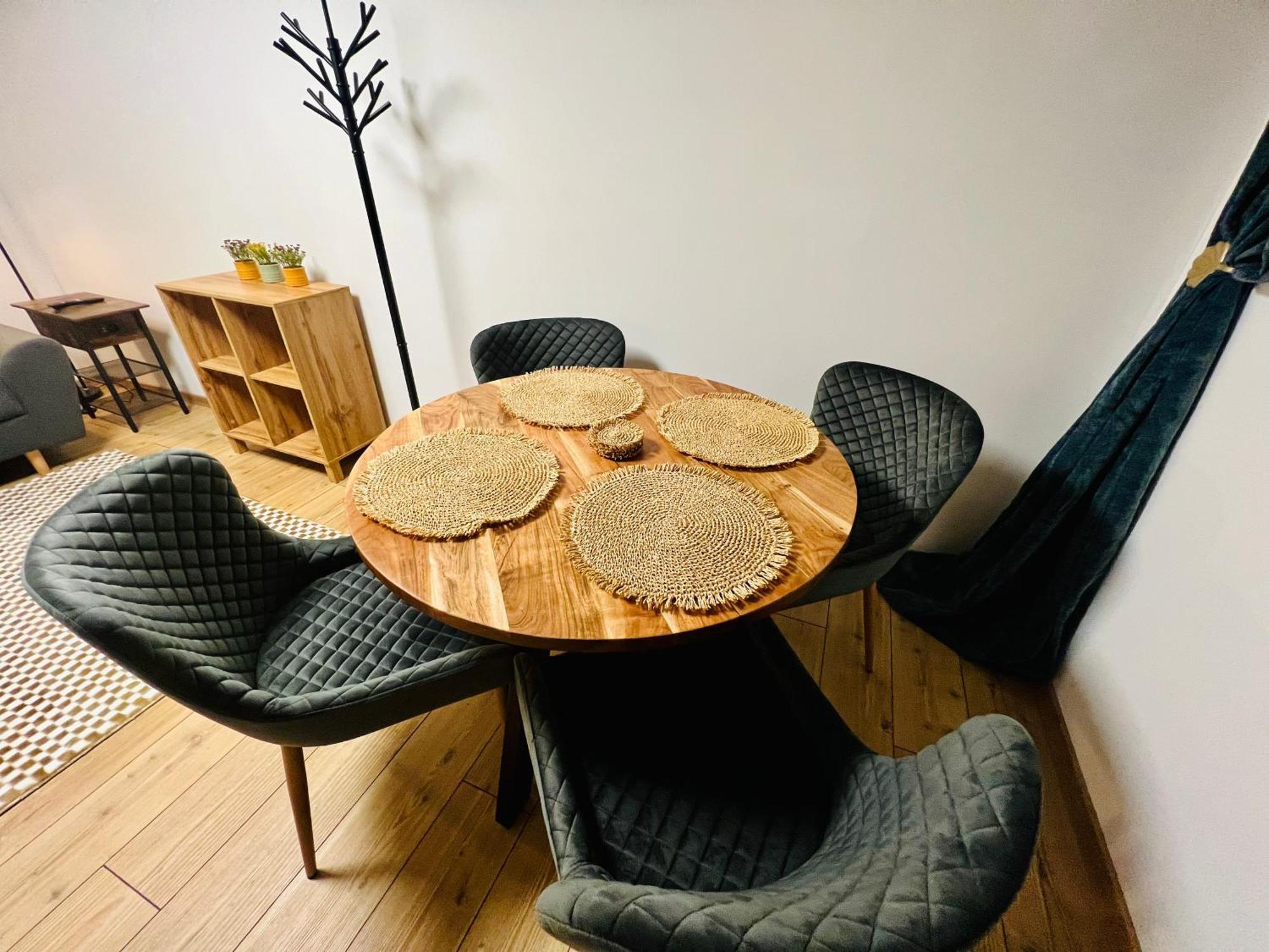 Schöne kleine Apartment mit Weinkeller und kleinem Hof mit Frühstück - Self made Retz Exterior foto