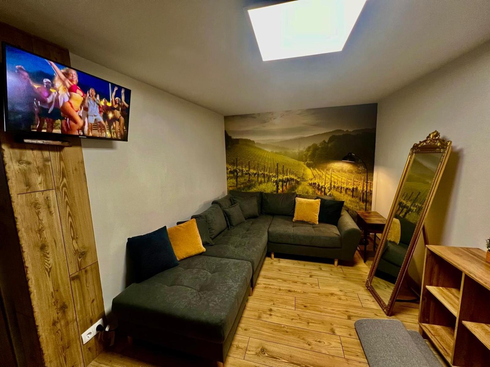 Schöne kleine Apartment mit Weinkeller und kleinem Hof mit Frühstück - Self made Retz Exterior foto
